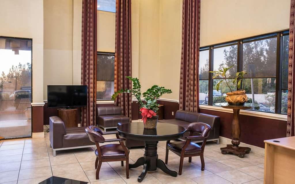 San Bernardino Inn & Suites Интерьер фото
